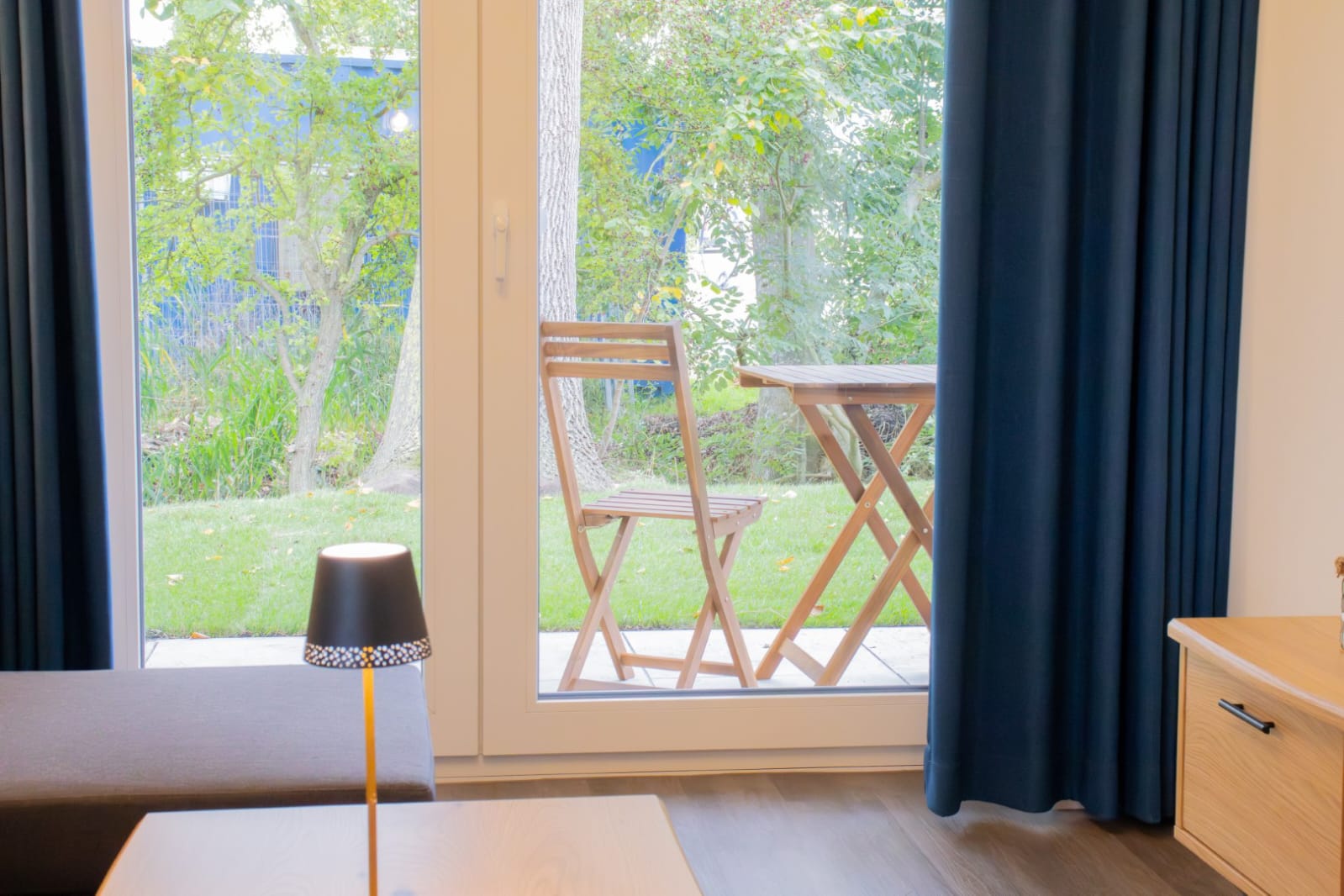 Wohnzimmer mit Nord-West Terrasse