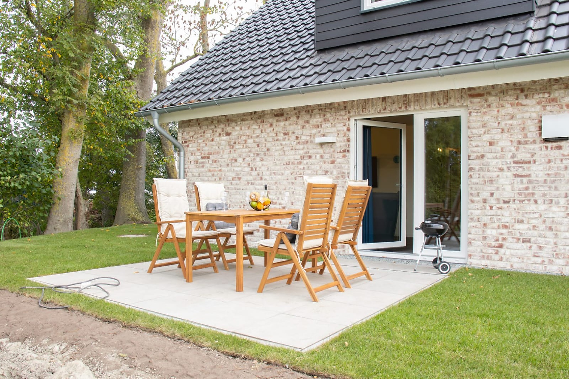 Terrasse der Ferienwohnung Nordmöwe mit Gartenmöbeln